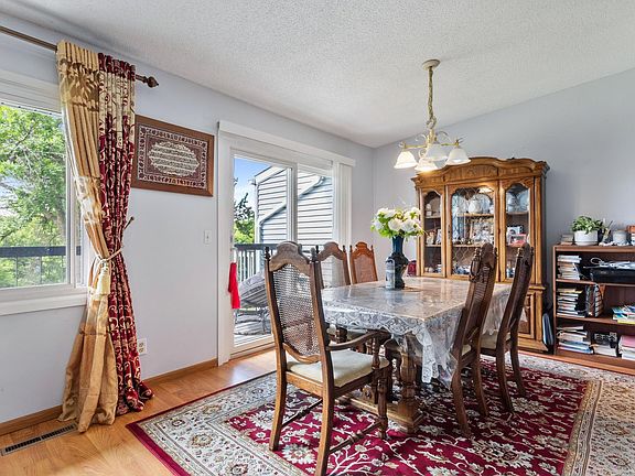 3rd image of 142 Canabury Ct