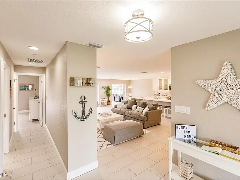 1424 Windsor Ct — Photo 4