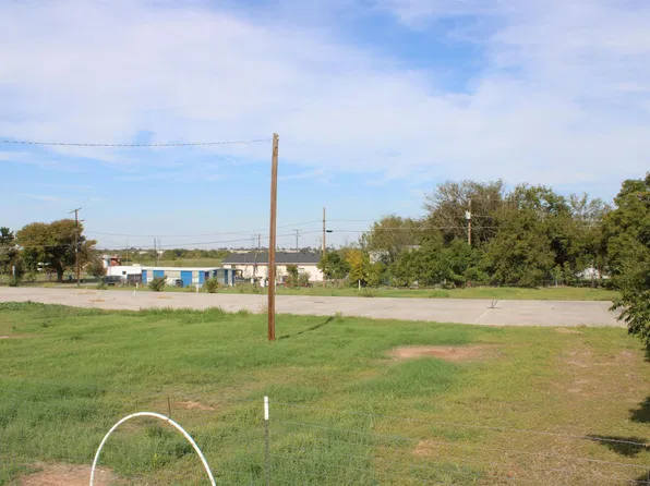 401-415 E 8th St, Burkburnett, TX 76354