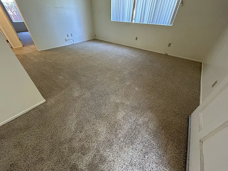 643 College St — Photo 2
