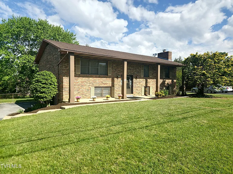 2910 Newbern Dr — Photo 1