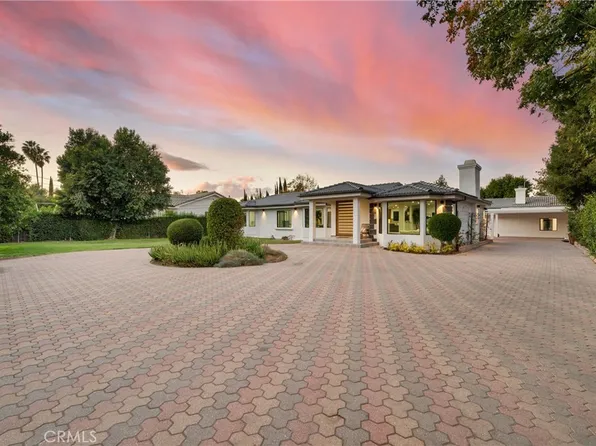 22901 Burbank Blvd, Woodland Hills, CA 91367