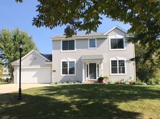 1044 Bending Brae Dr, Pewaukee, WI 53072