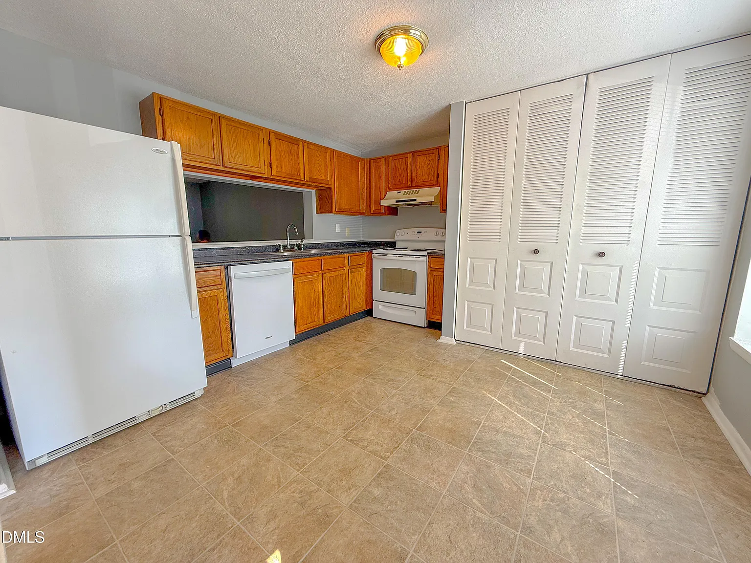 2 bed, 1.5 bath, 1220 sqft, $1,395 — Photo 4