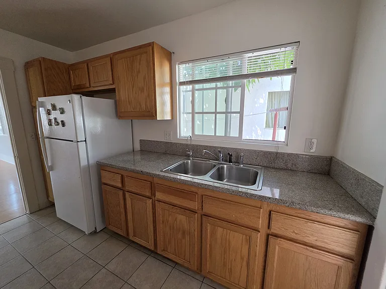 1639 N Kingsley Dr — Photo 10