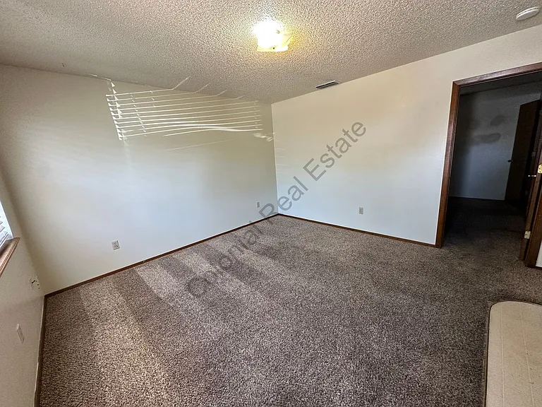 2121 Gladstone St — Photo 2