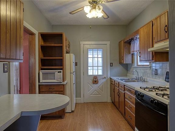 3rd image of 415 Byng St