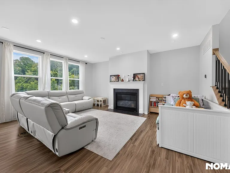 1138 E Lock Rd — Photo 3