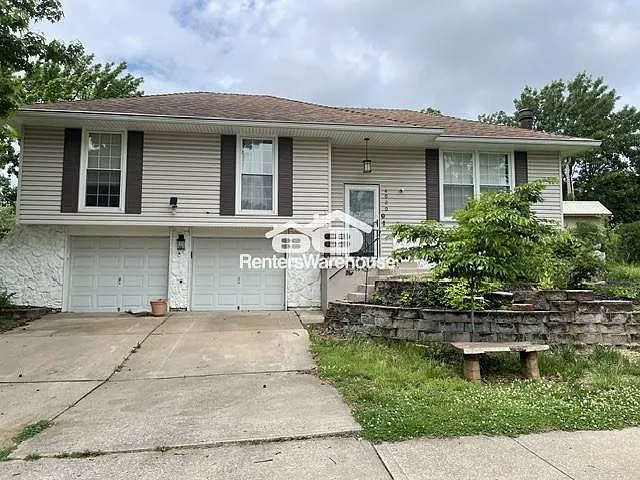 Corner lot close to shopping, easy highway access to 70 & 470 hwys — Photo 1