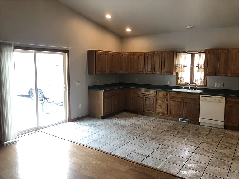 111 E Follett St — Photo 1