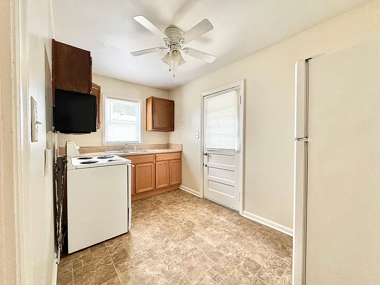 300 Lucerne St — Photo 10