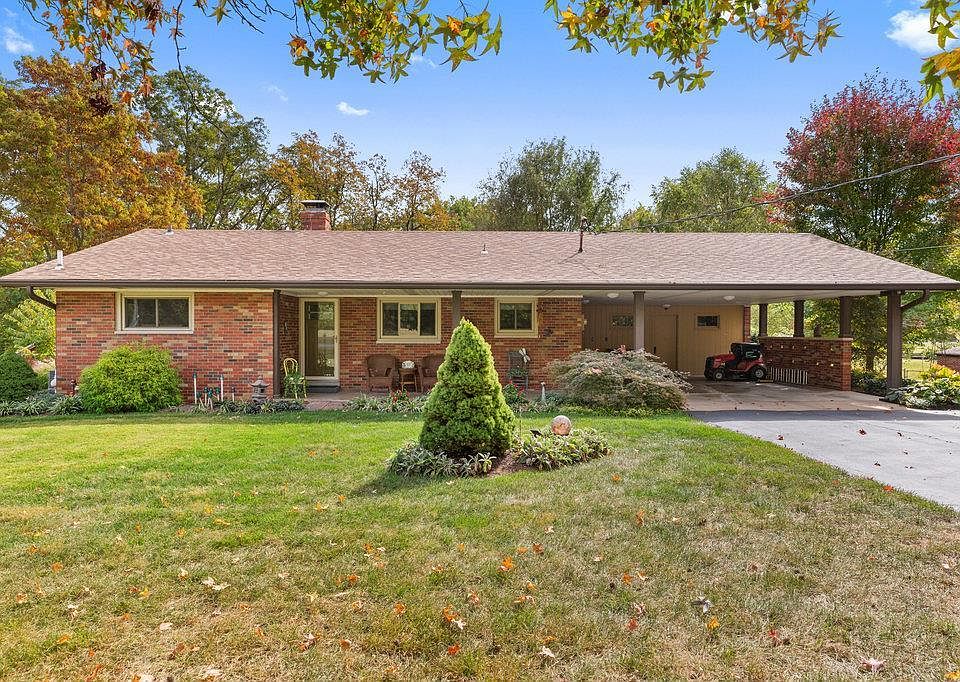 1st image of 4 Hillcrest Dr