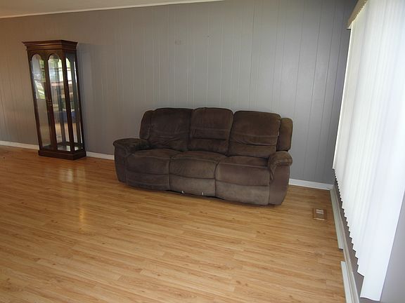 4th image of 691 Armitage Ave