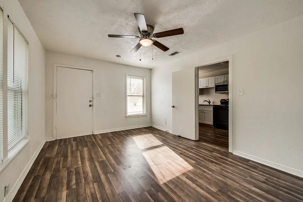 3540 Burton Avenue - B — Photo 2