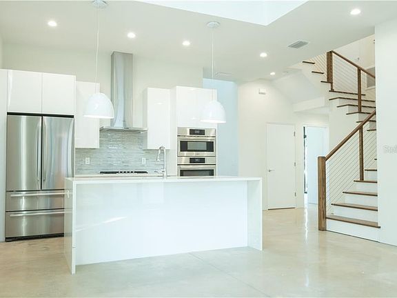 5th image of 306 W Amelia Ave