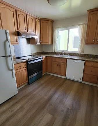 All electric Kitchen, but now has new frig and dishwasher, not pictured here.