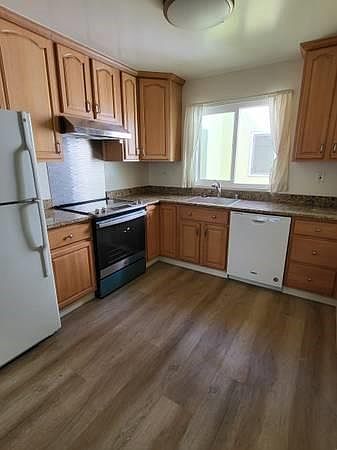 All electric Kitchen, but now has new frig and dishwasher, not pictured here.