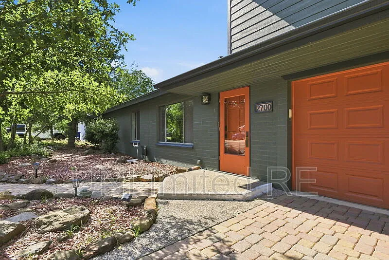 3 bed, 2.0 bath, 2072 sqft, $2,800 — Photo 4