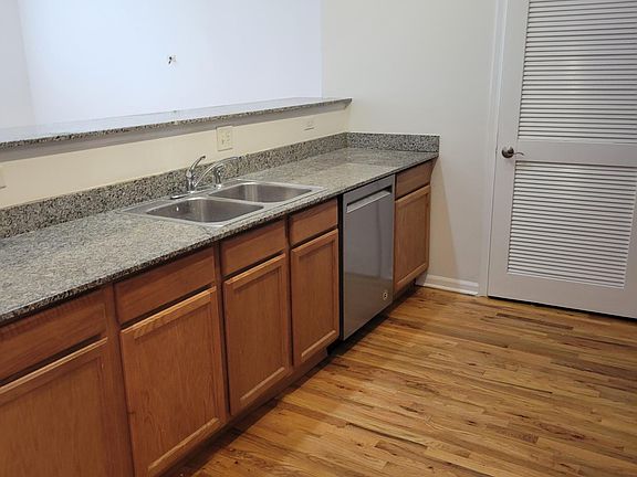 5th image of 2212 W Warren Ave #1