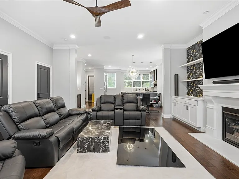 390 Bradley St — Photo 11