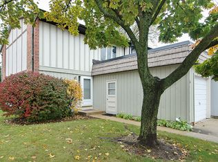 6 Pioneer Park Pl, Elgin, IL 60123