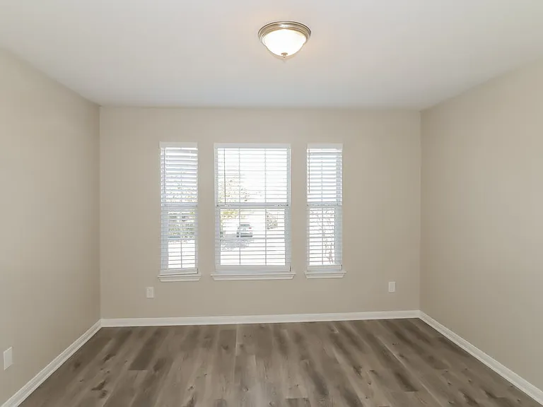 539 W Metcalfe St — Photo 17