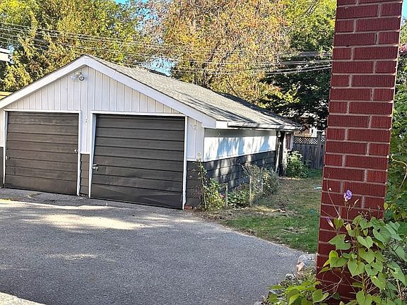 5th image of 527 Laderoute Ave