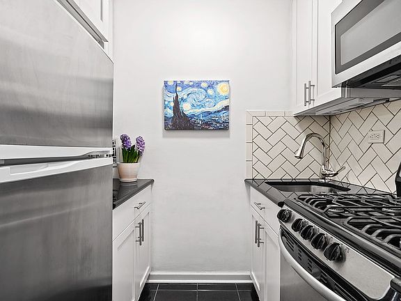 4th image of 150 E 27th St APT 3-J