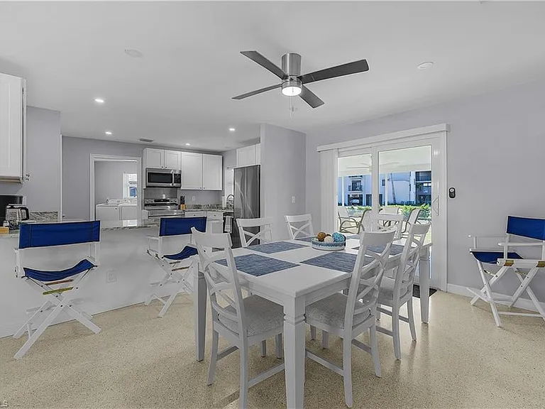 2 Fairview Blvd — Photo 4