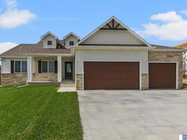 9001 Castle Pine Dr, Lincoln, NE 68516