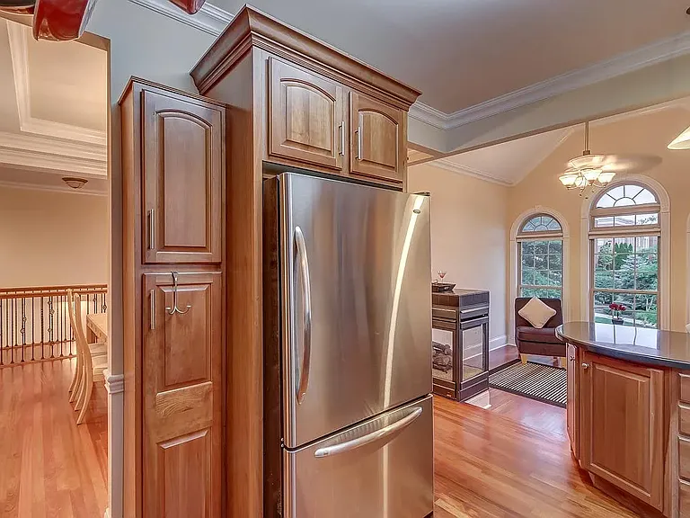 909 Village Green Ave — Photo 12