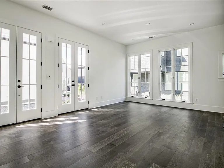 135 Carlyle Ln — Photo 6