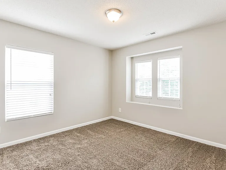 144 Georgetowne Dr — Photo 12