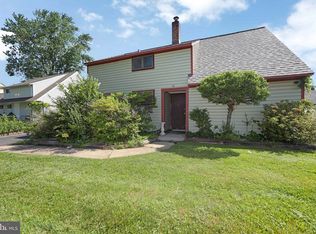 12 Geranium Rd, Levittown, PA 19057