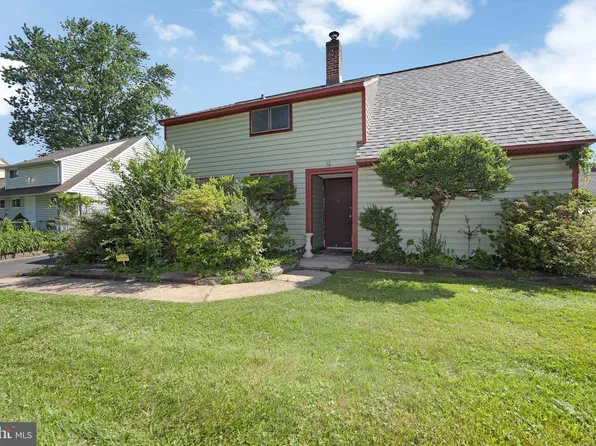 12 Geranium Rd, Levittown, PA 19057