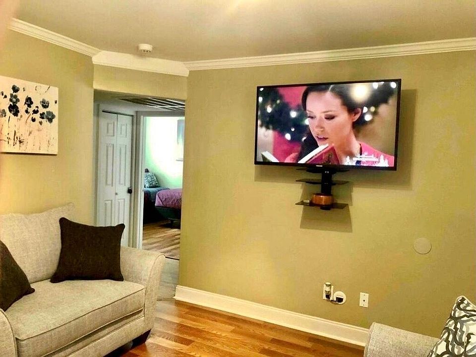 WALL MOUNTED TV