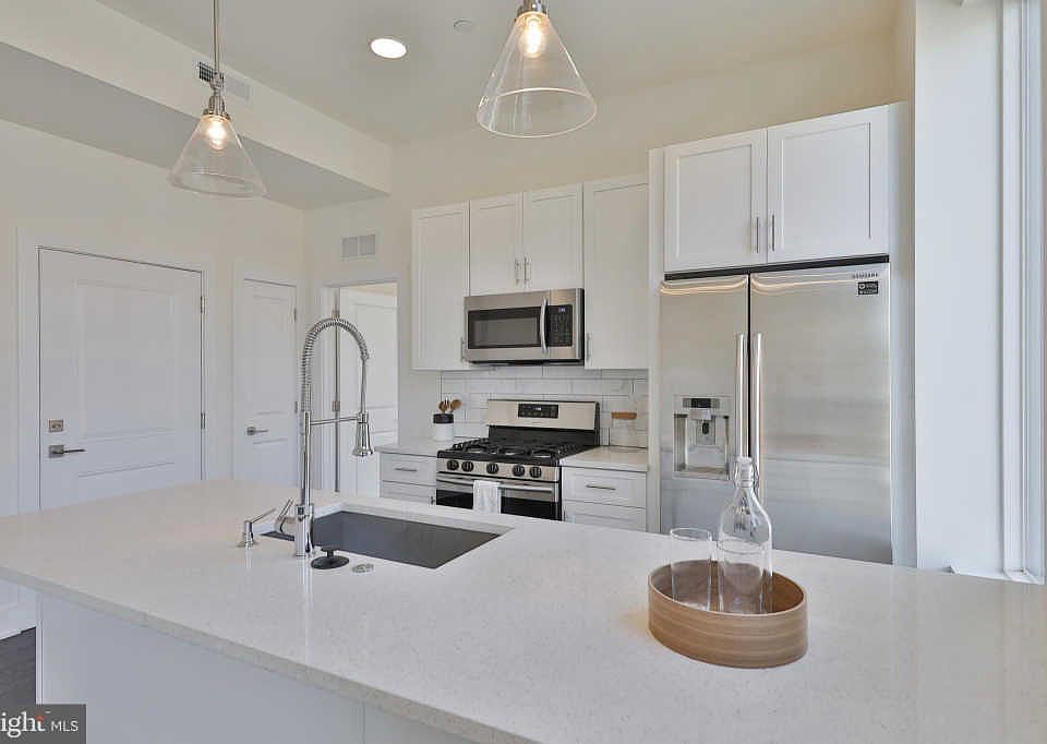 1st image of 1125 N American St #6