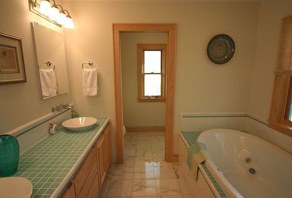 Master Bath w Separte shower