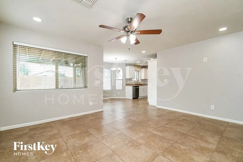 3 bed, 2.0 bath, 1124 sqft, $2,230 — Photo 2