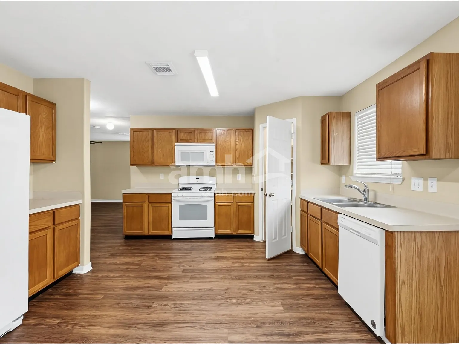 3 bed, 2.5 bath, 1945 sqft, $1,970 — Photo 3
