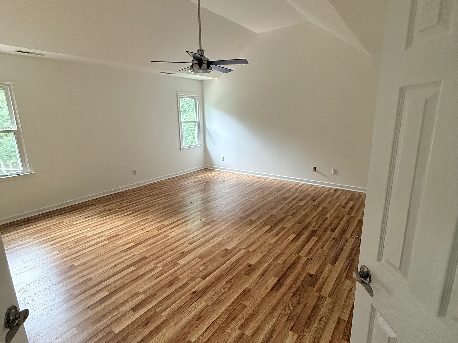 5 bed, 2.5 bath, 2855 sqft, $3,200 — Photo 2