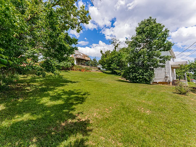 975 Dorsey Ave — Photo 3