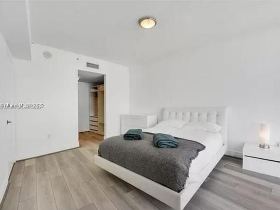 4th image of 1750 N Bayshore Dr APT 3303