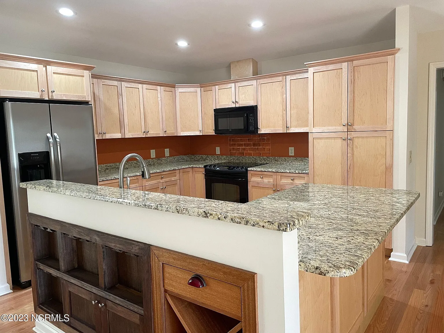 2 bed, 2.0 bath, 1825 sqft, $2,450 — Photo 4