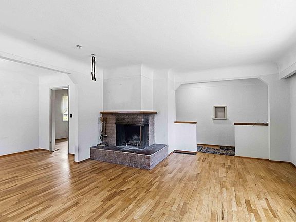 3rd image of 993 McCallum Rd