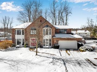 10 Rana Ct, Williamsville, NY 14221
