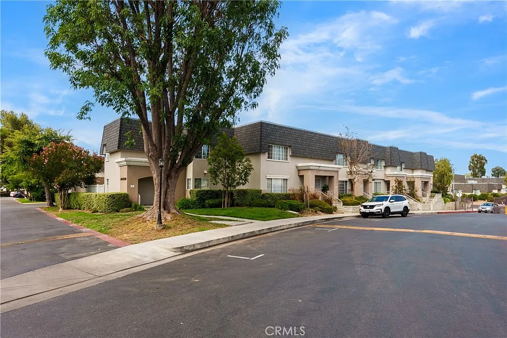 4 bed, 1374 sqft, $3,650 — Photo 3