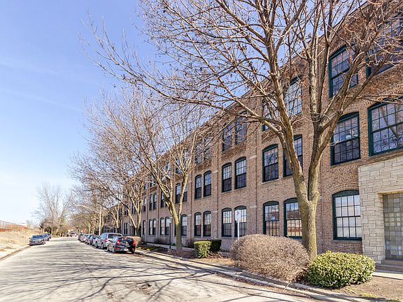 2nd image of 5235 N Ravenswood Ave