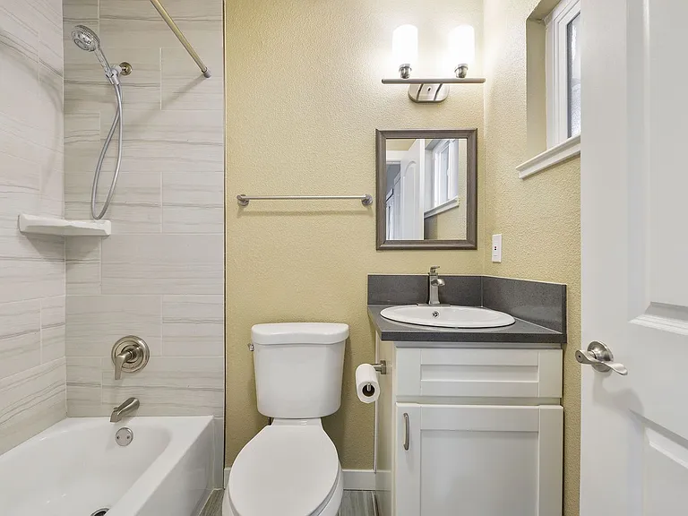 Elm Street Apartments — Photo 3