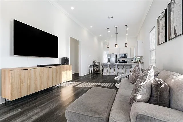 639 Richard St — Photo 3